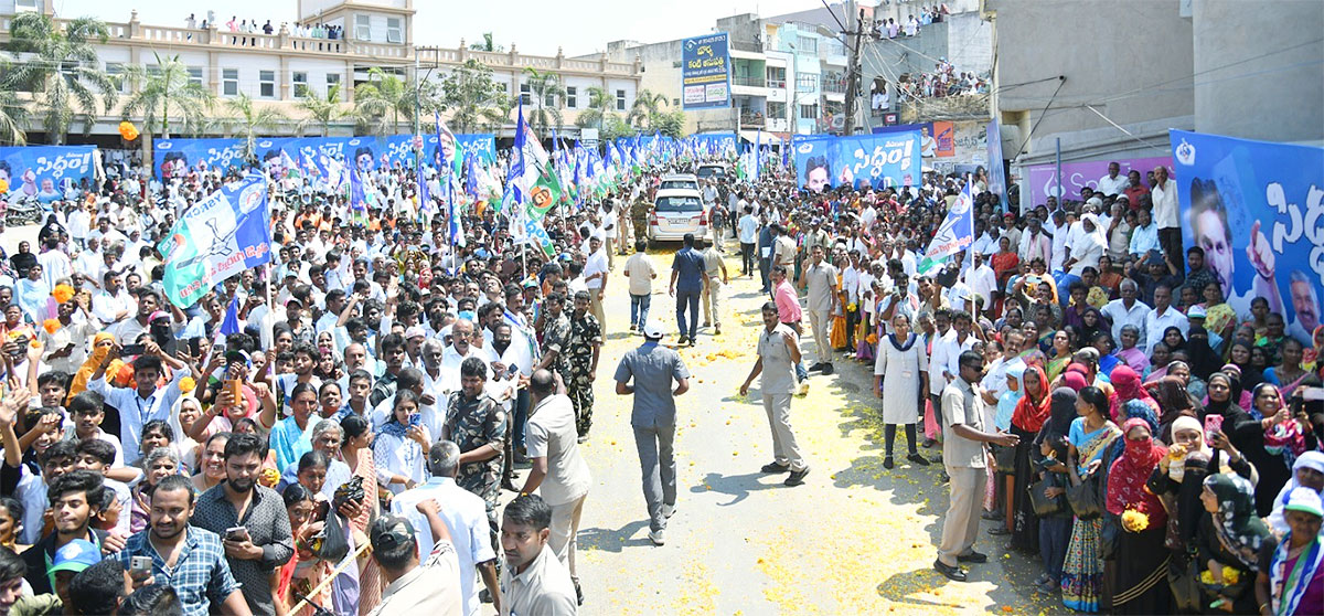 Chittoor: CM Jagan Memantha Siddham Bus Yatra Day 7 Photos - Sakshi10