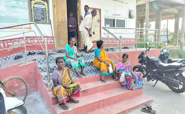 Pensioners Problems For Due To Chandrababu Conspiracy in Andhra Pradesh PHotos - Sakshi11