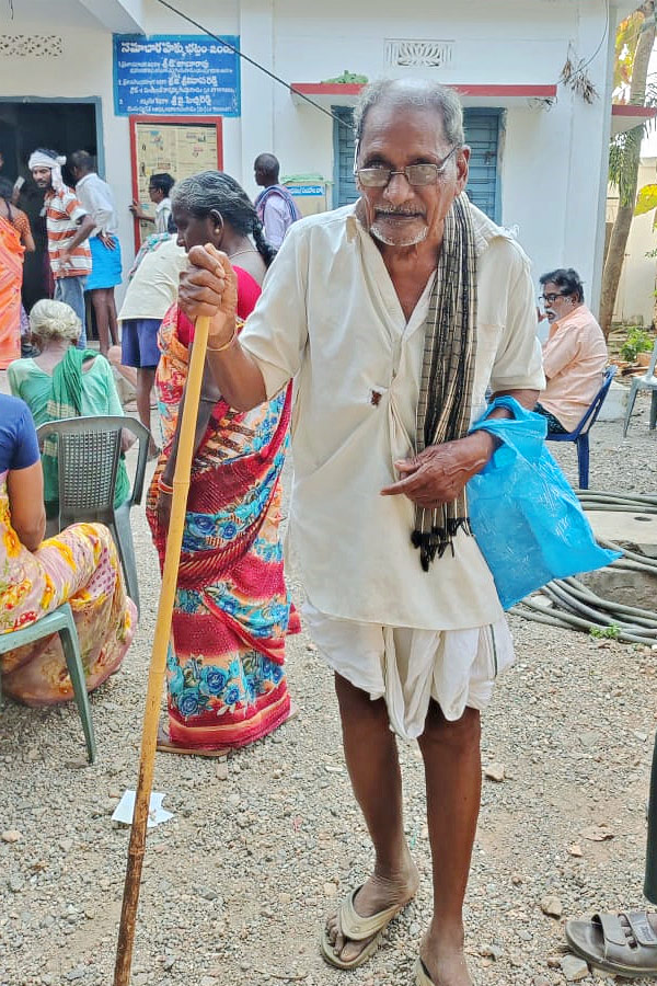 Pensioners Problems For Due To Chandrababu Conspiracy in Andhra Pradesh PHotos - Sakshi14