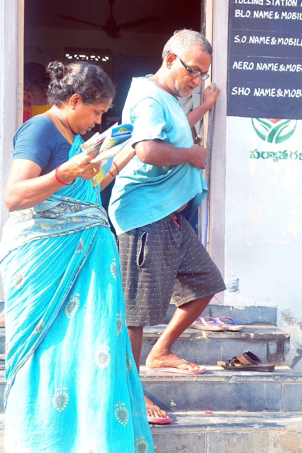 Pensioners Problems For Due To Chandrababu Conspiracy in Andhra Pradesh PHotos - Sakshi4