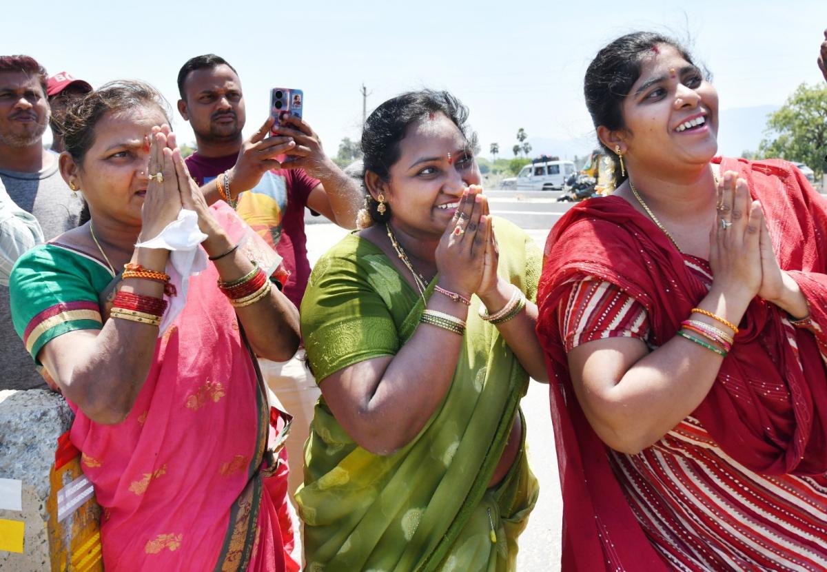 Memantha Siddham cm jagan Bus Yatra Day 8 Photos - Sakshi13