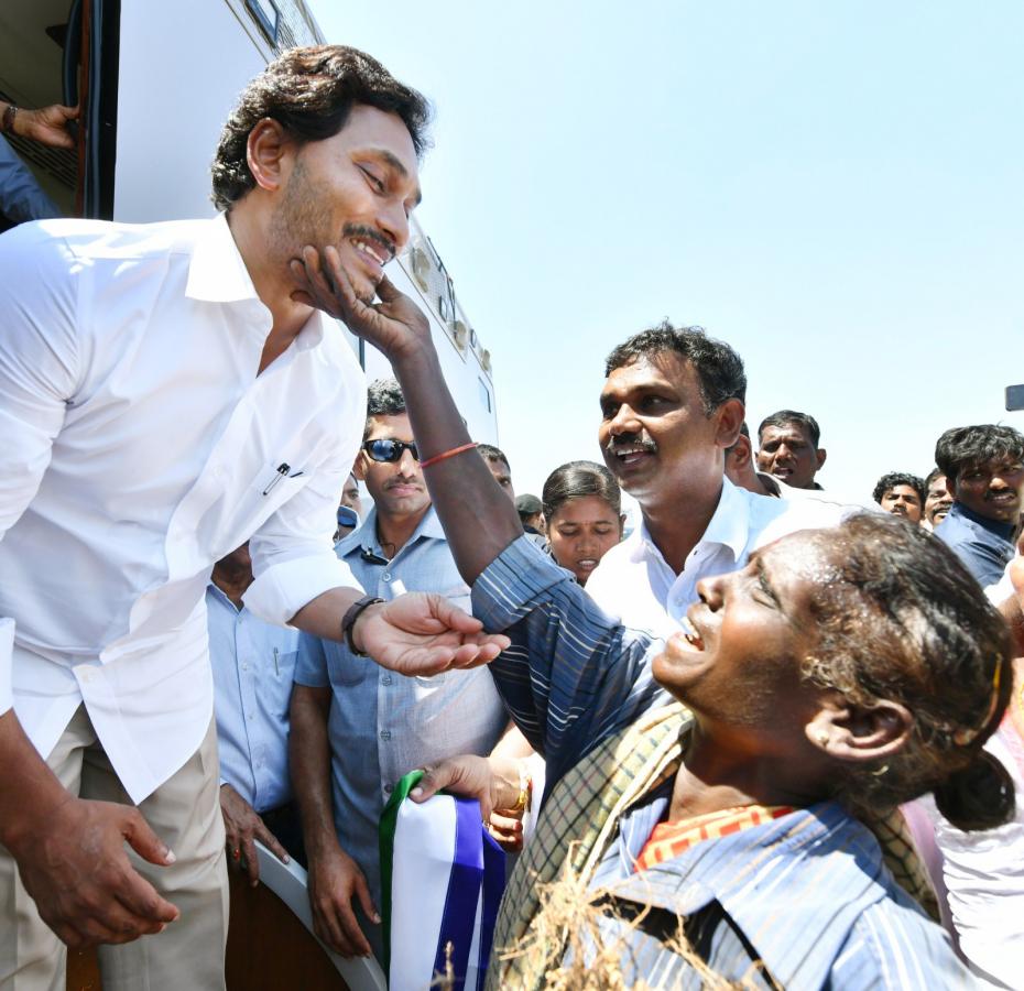 Memantha Siddham cm jagan Bus Yatra Day 8 Photos - Sakshi15