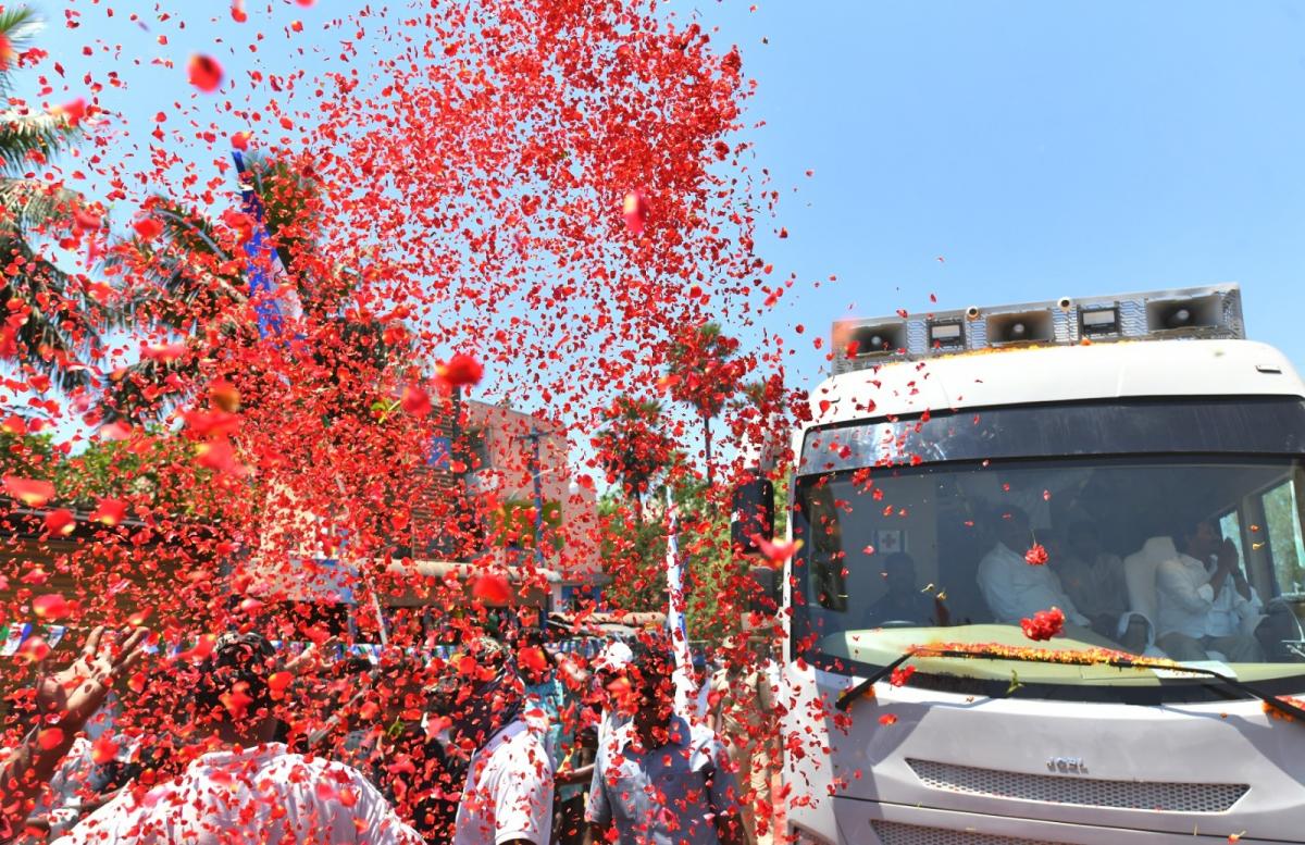 Memantha Siddham cm jagan Bus Yatra Day 8 Photos - Sakshi18