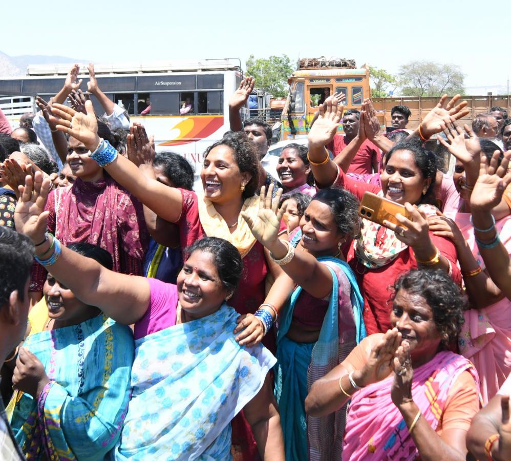 Memantha Siddham cm jagan Bus Yatra Day 8 Photos - Sakshi21