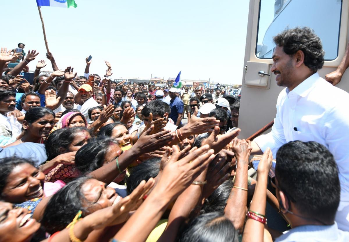 Memantha Siddham cm jagan Bus Yatra Day 8 Photos - Sakshi27