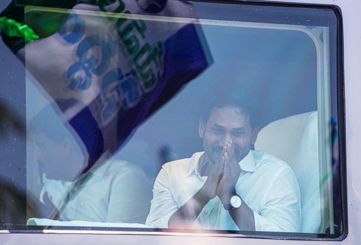 Memantha Siddham cm jagan Bus Yatra Day 8 Photos - Sakshi32