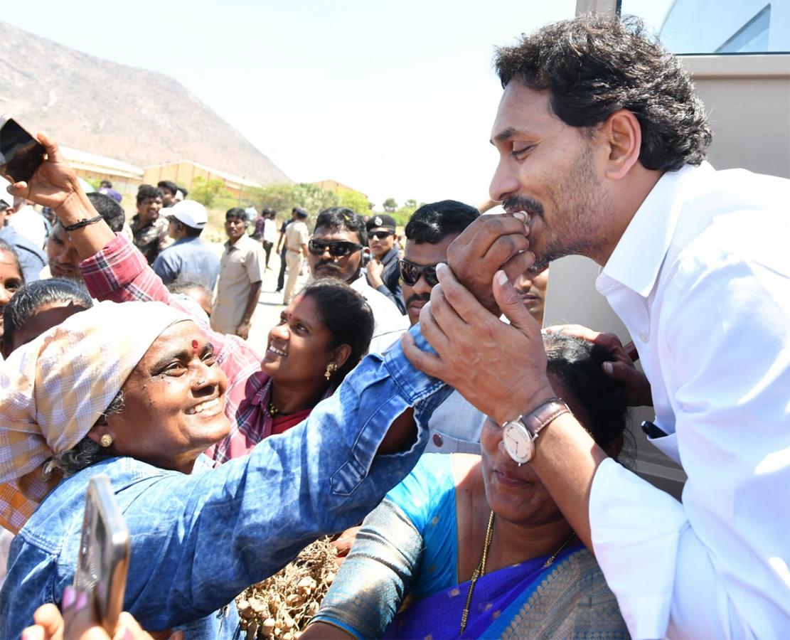 Memantha Siddham cm jagan Bus Yatra Day 8 Photos - Sakshi3