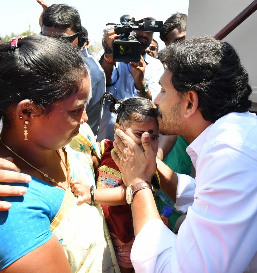 Memantha Siddham cm jagan Bus Yatra Day 8 Photos - Sakshi9