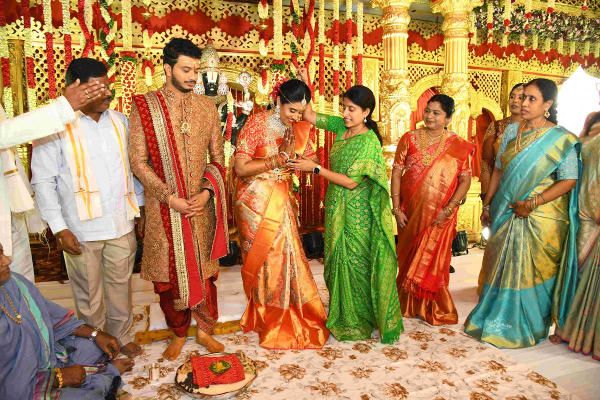 YS Bharati Attends Sakshi Director PVK Prasad Daughter Marriage - Sakshi4