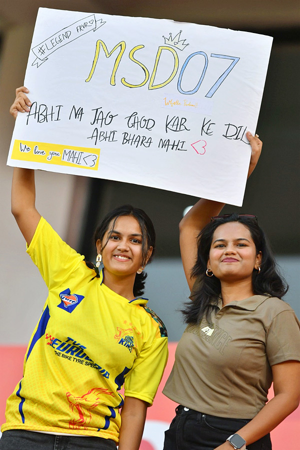 IPL Fans in Uppal Cricket Stadium Photo Gallery - Sakshi14