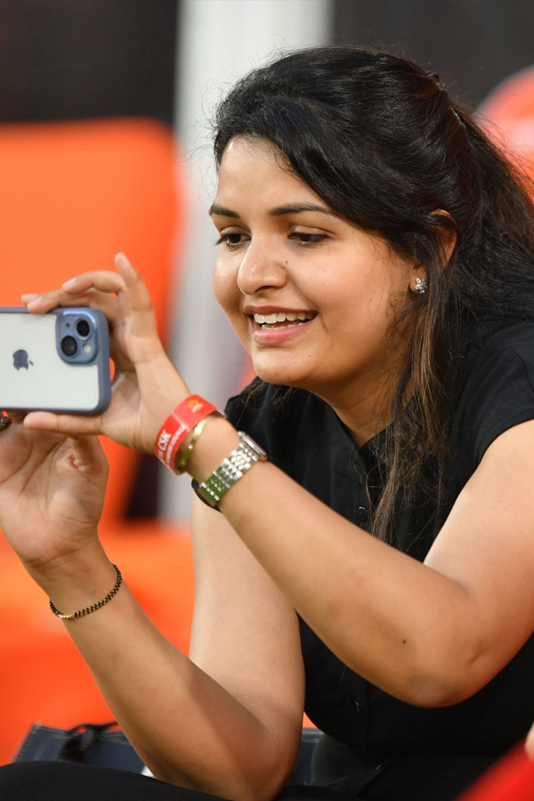 IPL Fans in Uppal Cricket Stadium Photo Gallery - Sakshi15