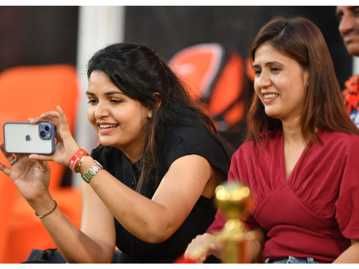 IPL Fans in Uppal Cricket Stadium Photo Gallery - Sakshi16