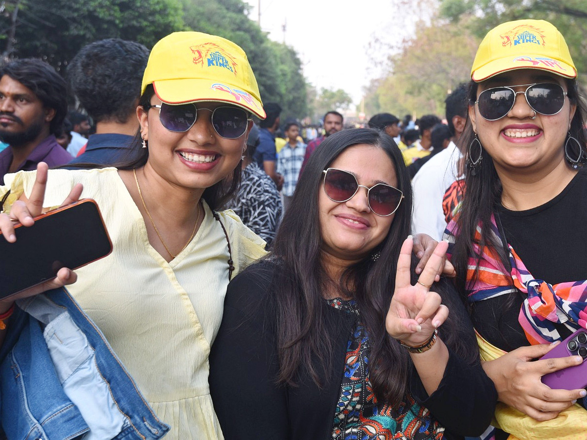 IPL Fans in Uppal Cricket Stadium Photo Gallery - Sakshi25