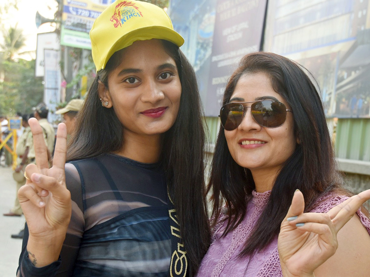 IPL Fans in Uppal Cricket Stadium Photo Gallery - Sakshi26