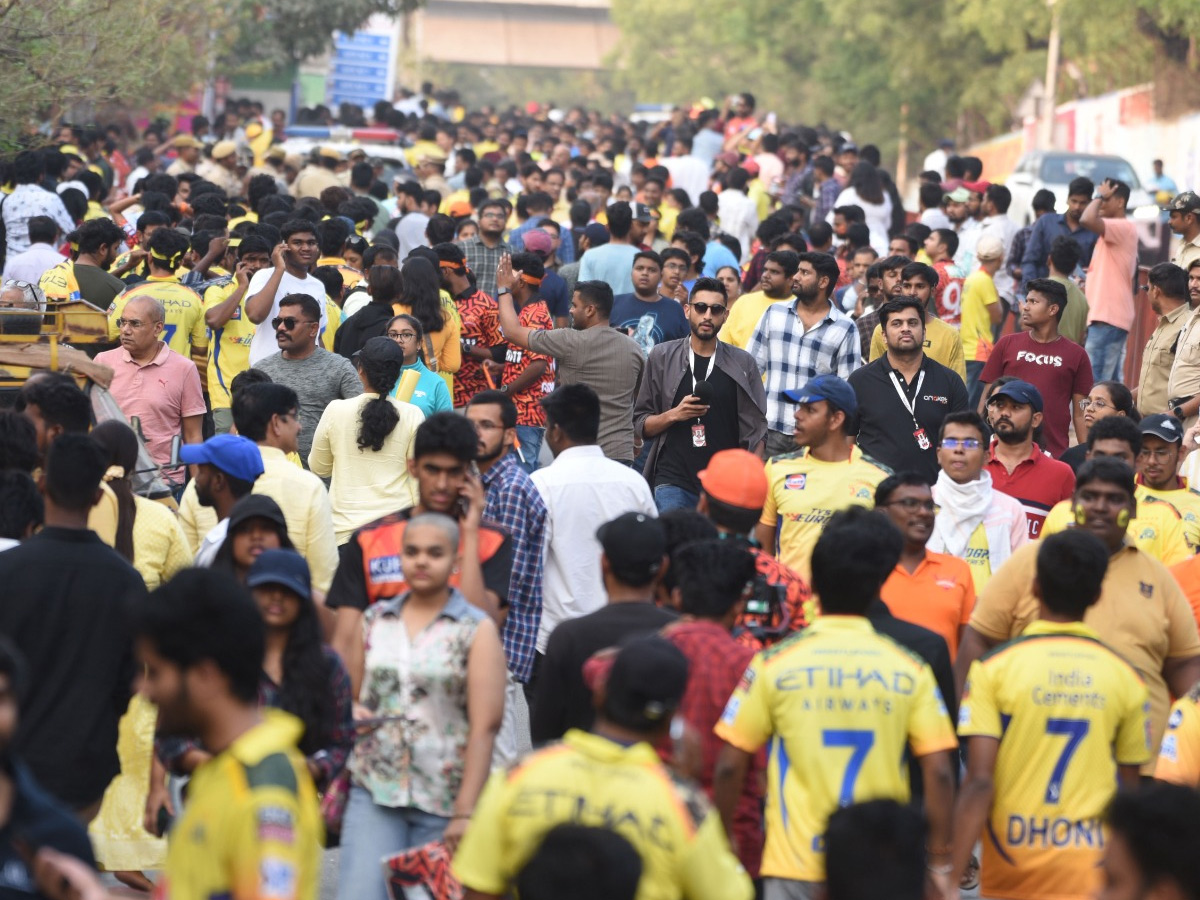 IPL Fans in Uppal Cricket Stadium Photo Gallery - Sakshi30