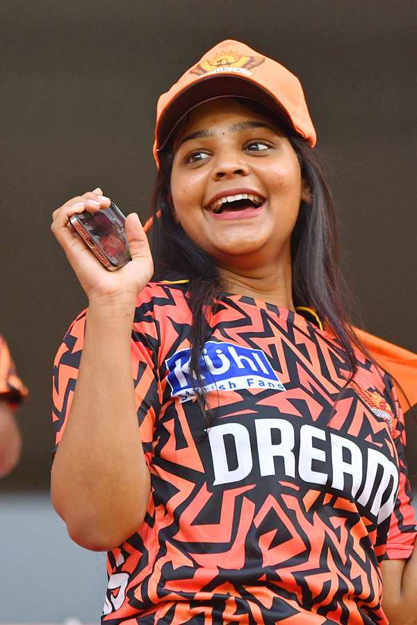 IPL Fans in Uppal Cricket Stadium Photo Gallery - Sakshi9