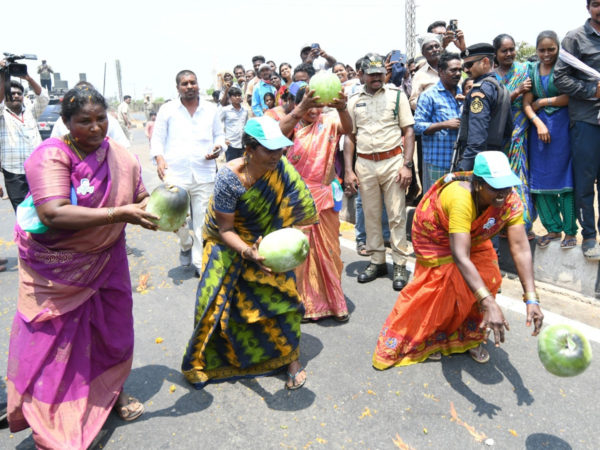  CM YS Jagan Memantha Siddham Road Show At Kovaur In Nellore District PHotos - Sakshi10