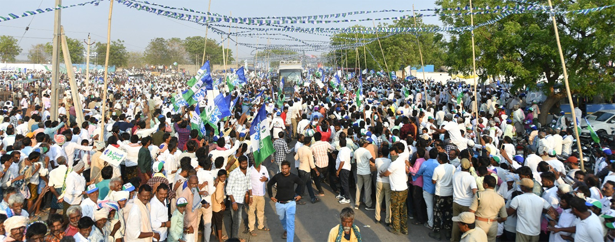 AP CM YS Jagan Public Meeting at Konakanametla Junction Memantha Siddham - Sakshi15