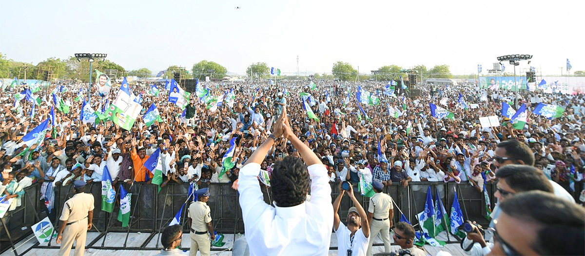 AP CM YS Jagan Public Meeting at Konakanametla Junction Memantha Siddham - Sakshi2