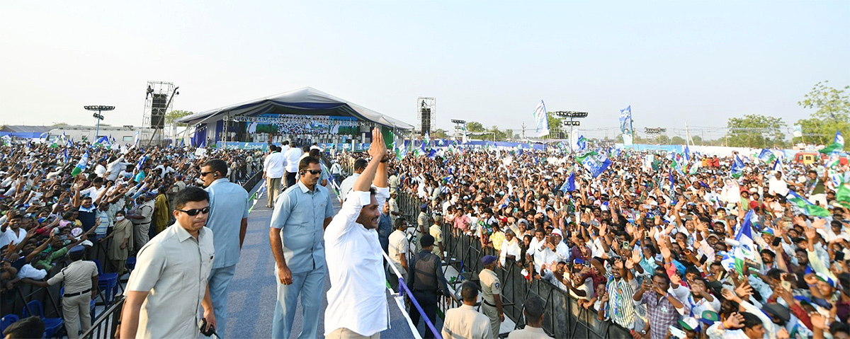 AP CM YS Jagan Public Meeting at Konakanametla Junction Memantha Siddham - Sakshi24