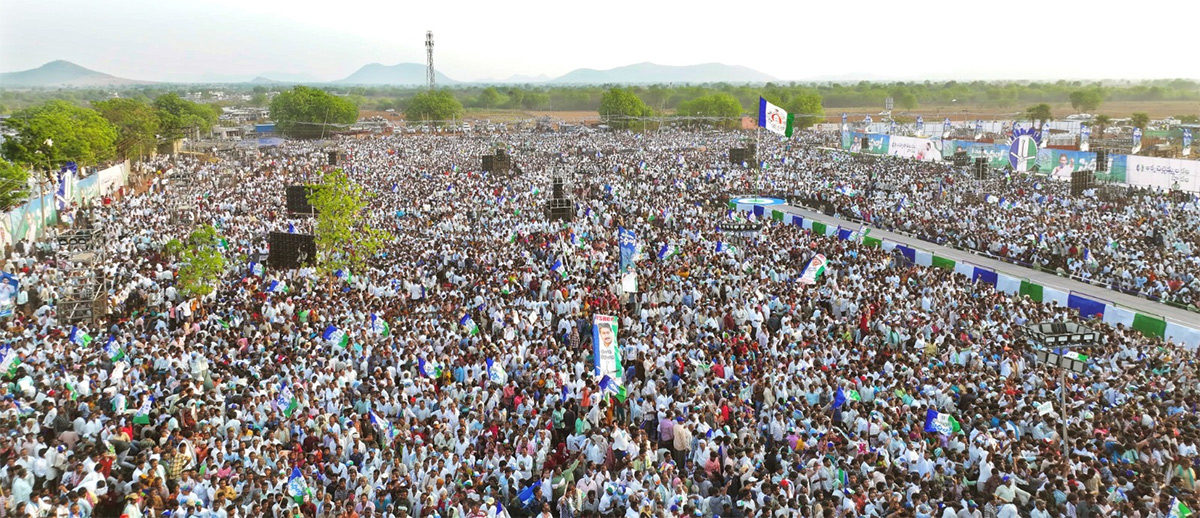 AP CM YS Jagan Public Meeting at Konakanametla Junction Memantha Siddham - Sakshi32