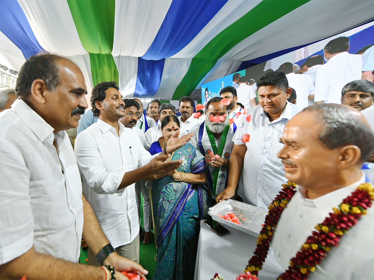 AP CM YS Jagan Public Meeting at Konakanametla Junction Memantha Siddham - Sakshi9