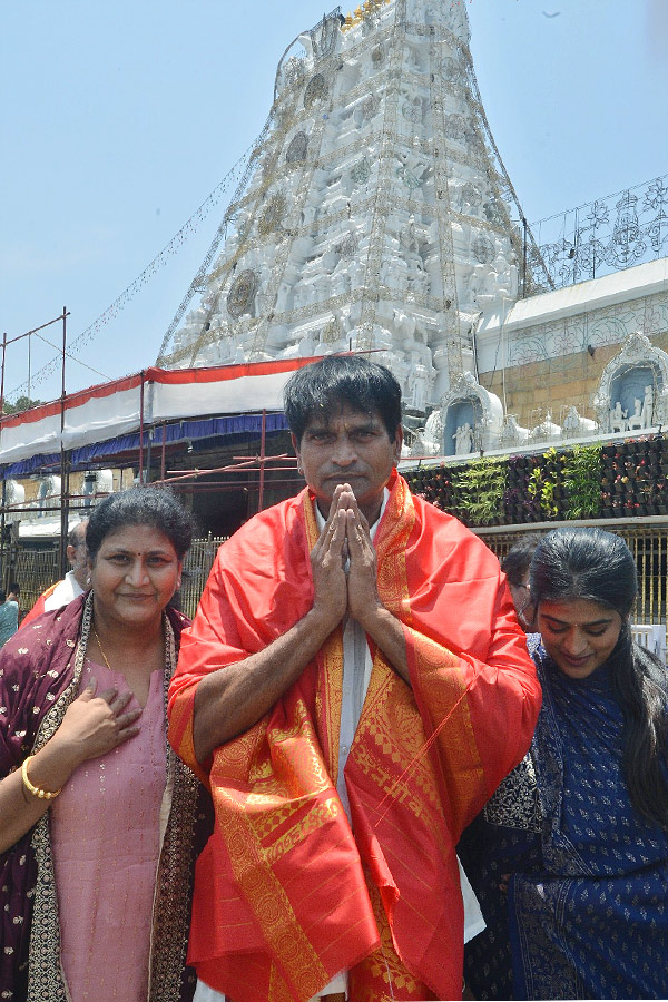 Actor And Director Ravi Babu and His Family Visits Tirumala Temple Photos - Sakshi2