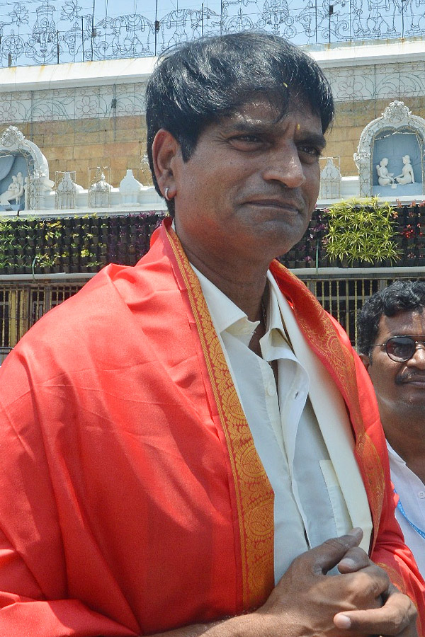 Actor And Director Ravi Babu and His Family Visits Tirumala Temple Photos - Sakshi5