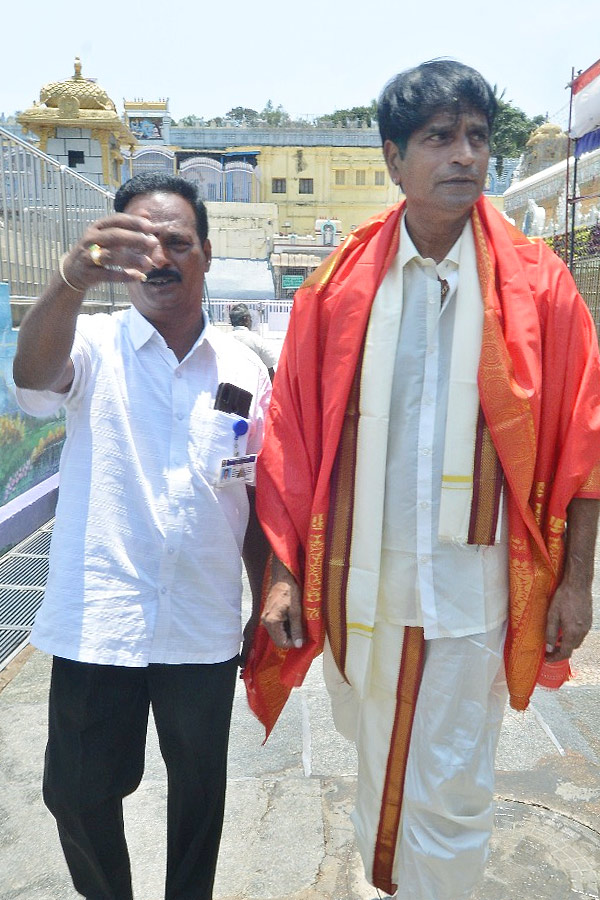 Actor And Director Ravi Babu and His Family Visits Tirumala Temple Photos - Sakshi7