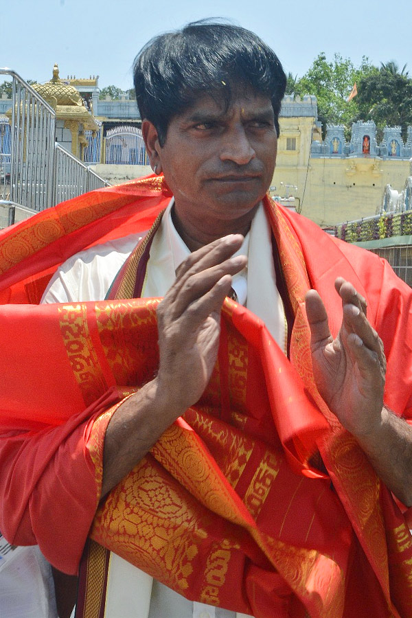 Actor And Director Ravi Babu and His Family Visits Tirumala Temple Photos - Sakshi9