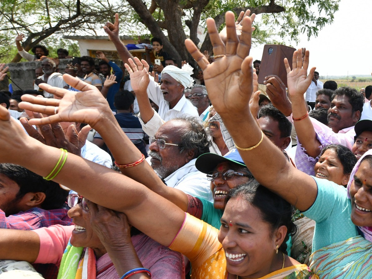 CM YS Jagan Memantha Siddham Bus Yatra in Prakasam District Photos - Sakshi11