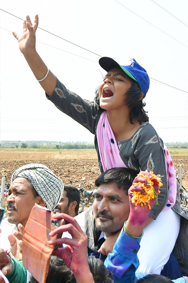 CM YS Jagan Memantha Siddham Bus Yatra in Prakasam District Photos - Sakshi13