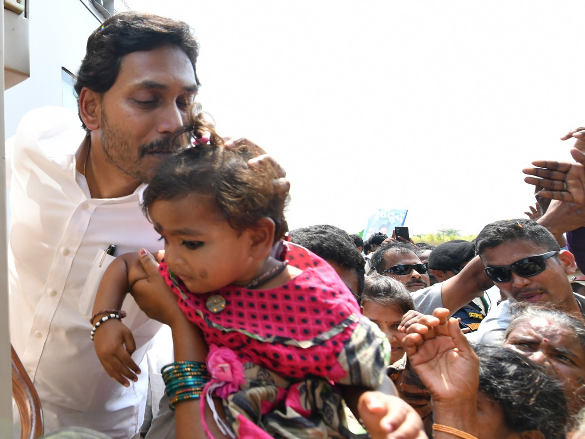 CM YS Jagan Memantha Siddham Bus Yatra in Prakasam District Photos - Sakshi15