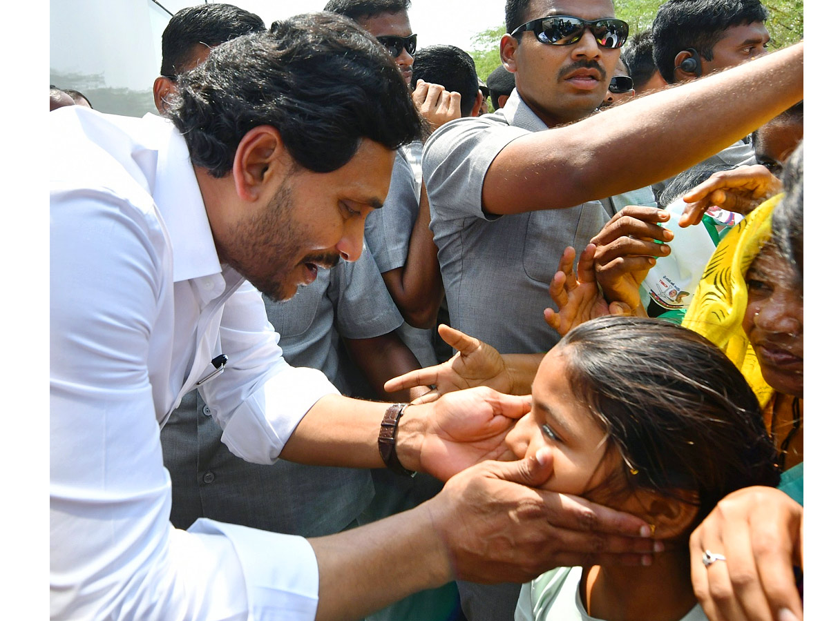 CM YS Jagan Memantha Siddham Bus Yatra in Prakasam District Photos - Sakshi17