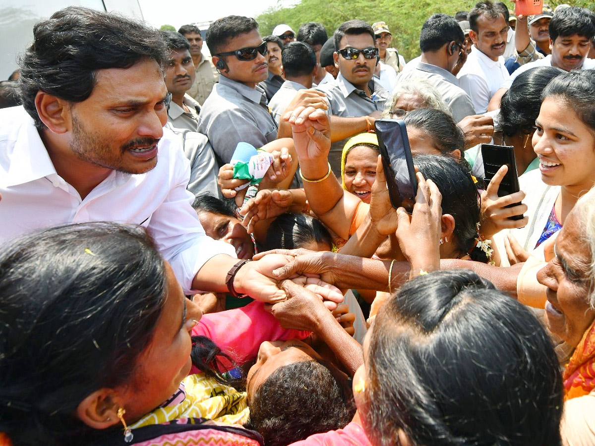 CM YS Jagan Memantha Siddham Bus Yatra in Prakasam District Photos - Sakshi18