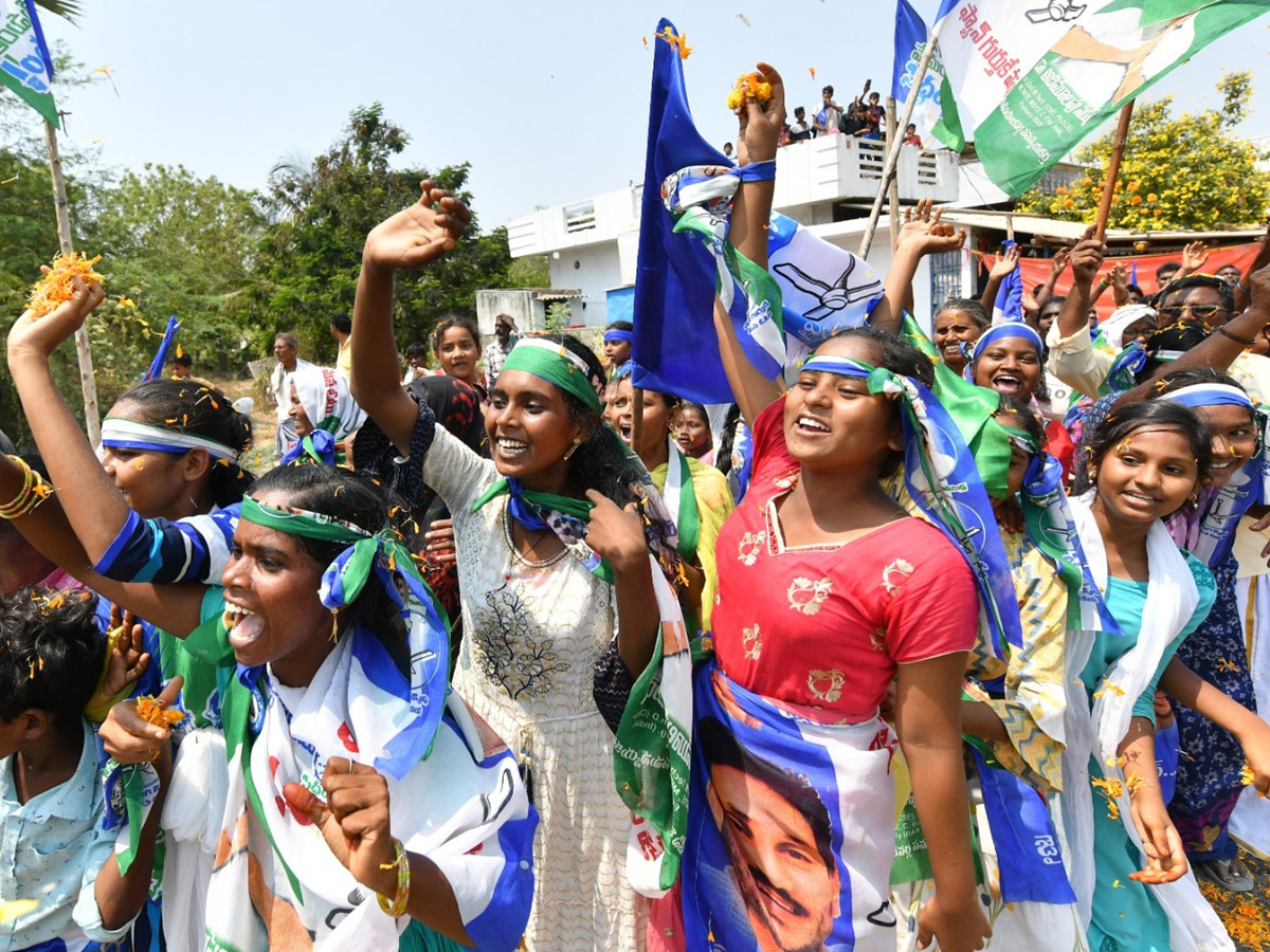 CM YS Jagan Memantha Siddham Bus Yatra in Prakasam District Photos - Sakshi19