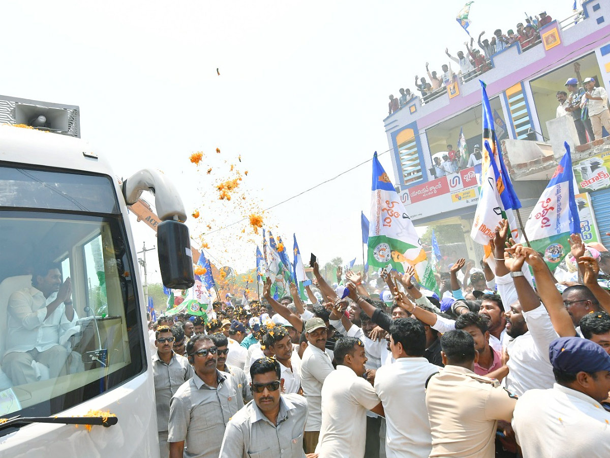 CM YS Jagan Memantha Siddham Bus Yatra in Prakasam District Photos - Sakshi26