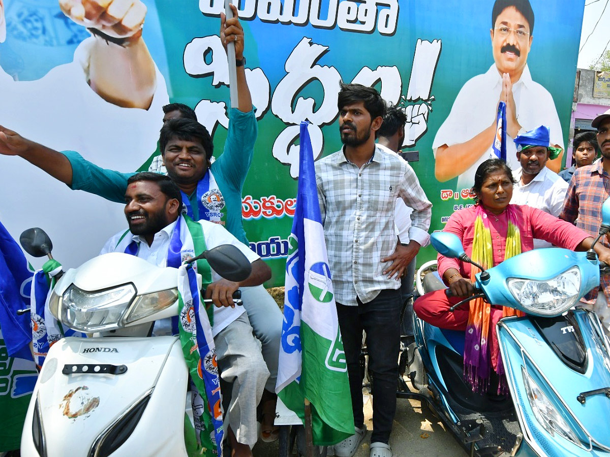 CM YS Jagan Memantha Siddham Bus Yatra in Prakasam District Photos - Sakshi27