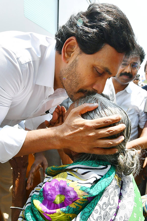 CM YS Jagan Memantha Siddham Bus Yatra in Prakasam District Photos - Sakshi5