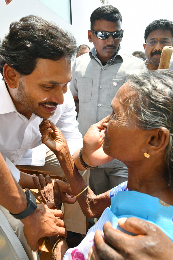 CM YS Jagan Memantha Siddham Bus Yatra in Prakasam District Photos - Sakshi6