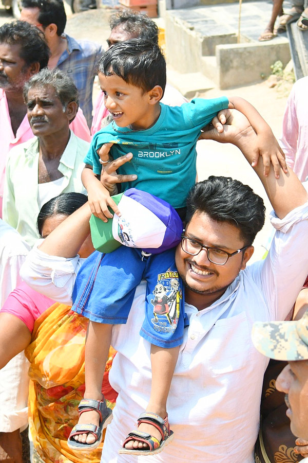 CM YS Jagan Memantha Siddham Bus Yatra in Prakasam District Photos - Sakshi7