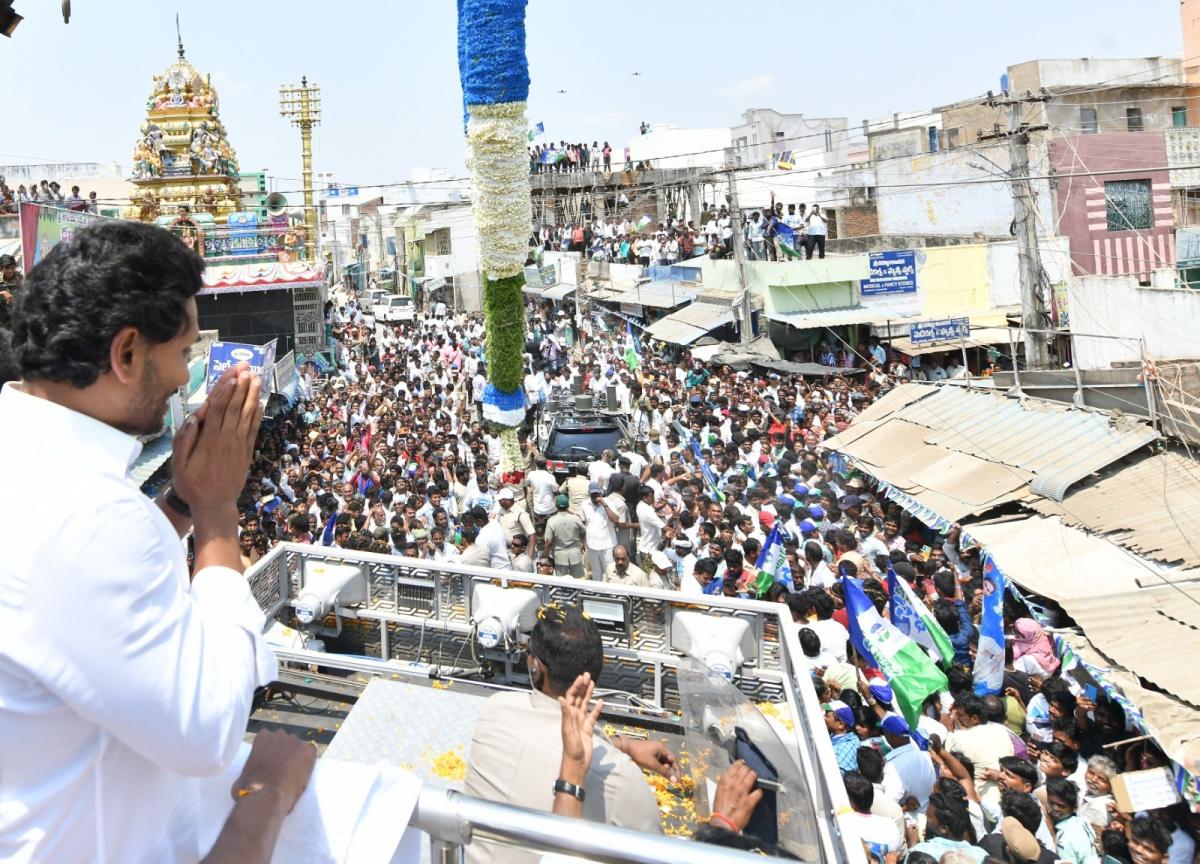 CM YS Jagan Bus Yatra At Palnadu District Photos - Sakshi2