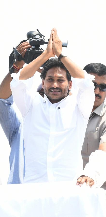 CM YS Jagan Bus Yatra At Palnadu District Photos - Sakshi3