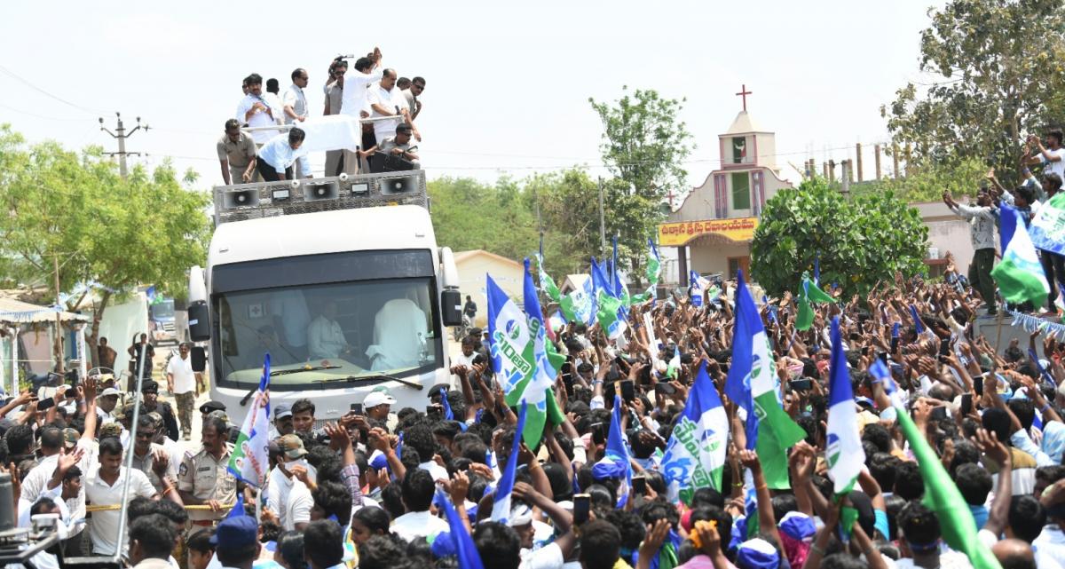 CM YS Jagan Bus Yatra At Palnadu District Photos - Sakshi5