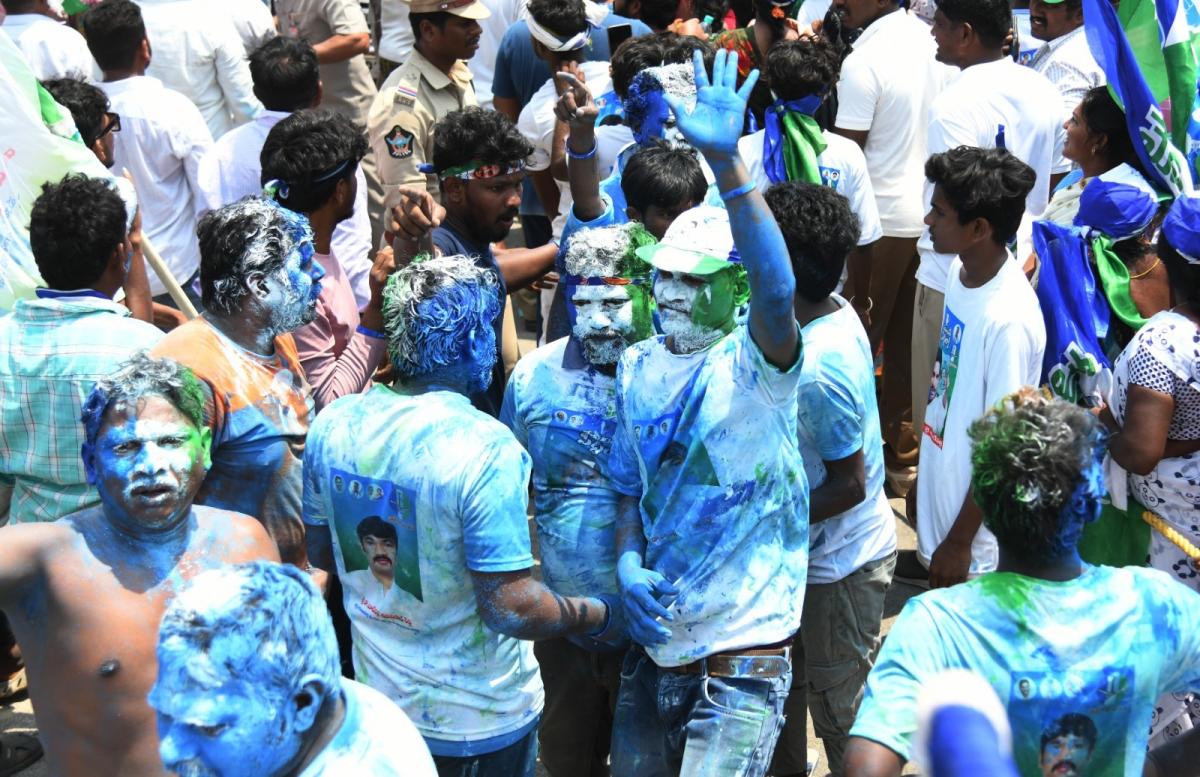 CM YS Jagan Bus Yatra At Palnadu District Photos - Sakshi6