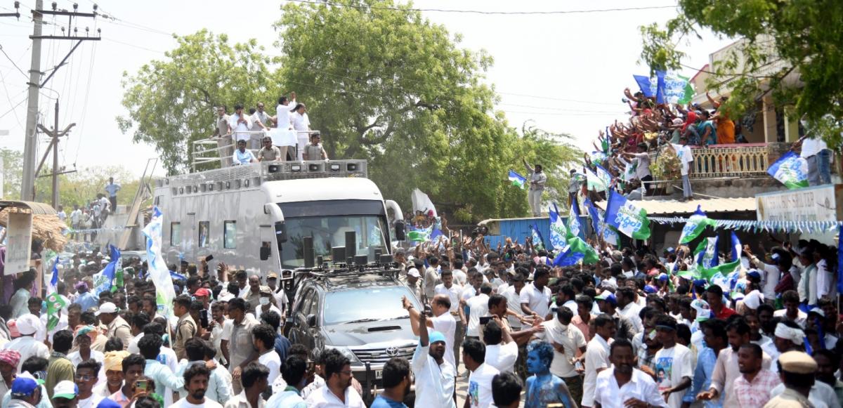 CM YS Jagan Bus Yatra At Palnadu District Photos - Sakshi7