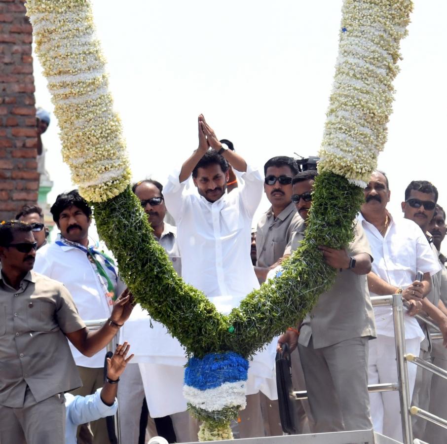 CM YS Jagan Bus Yatra At Palnadu District Photos - Sakshi8