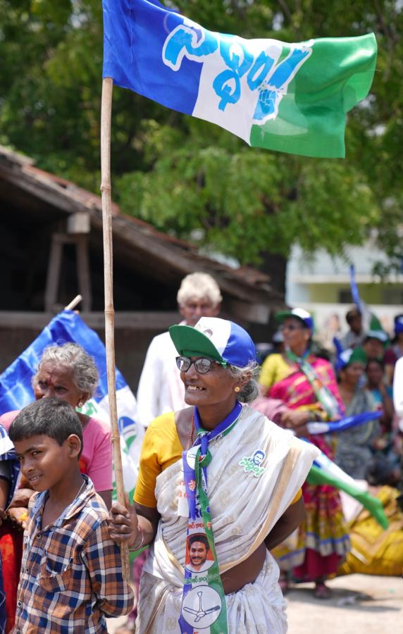 CM YS Jagan Bus Yatra At Palnadu District Photos - Sakshi9