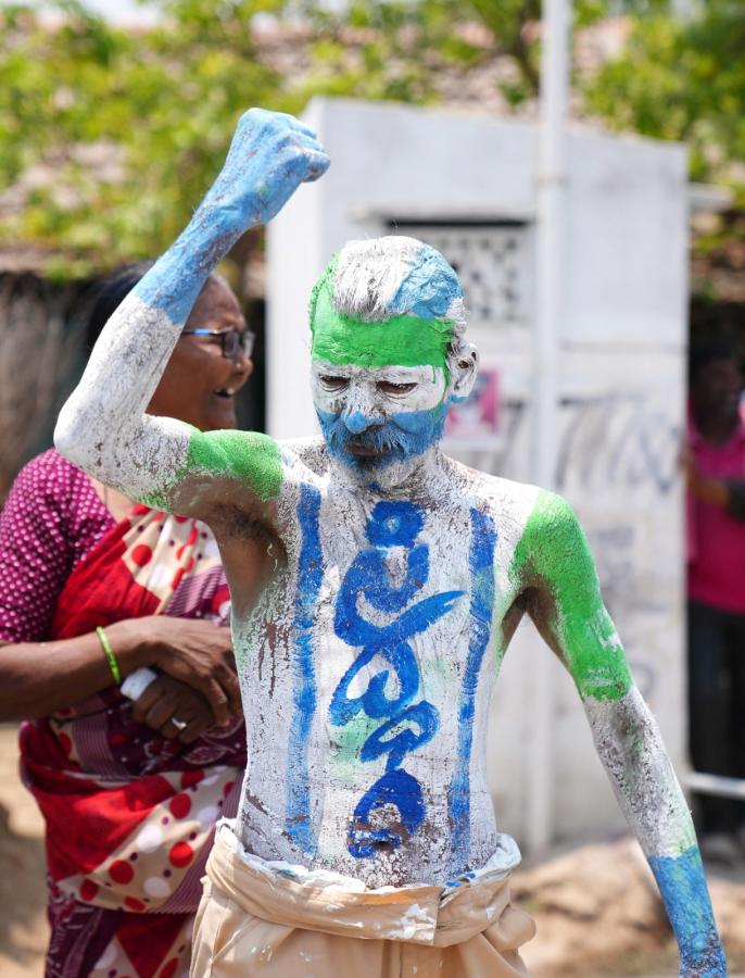 CM YS Jagan Bus Yatra At Palnadu District Photos - Sakshi10