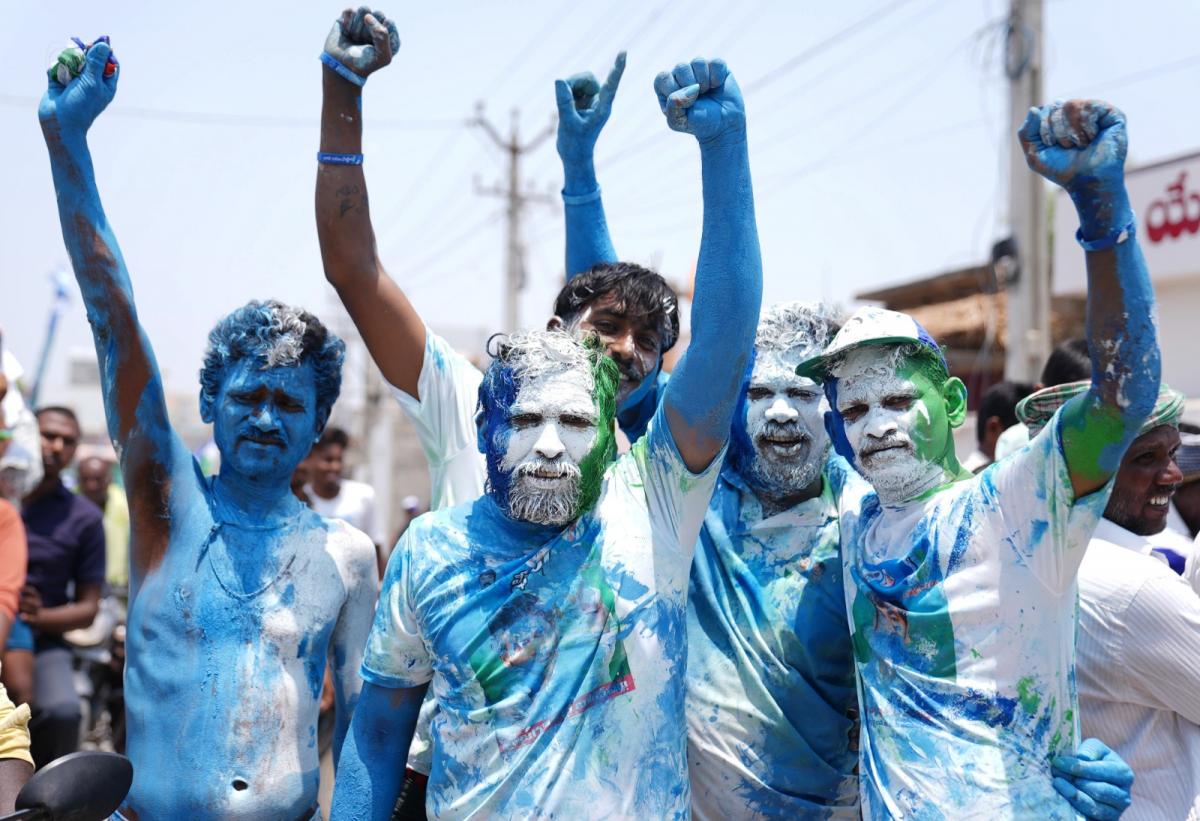 CM YS Jagan Bus Yatra At Palnadu District Photos - Sakshi13